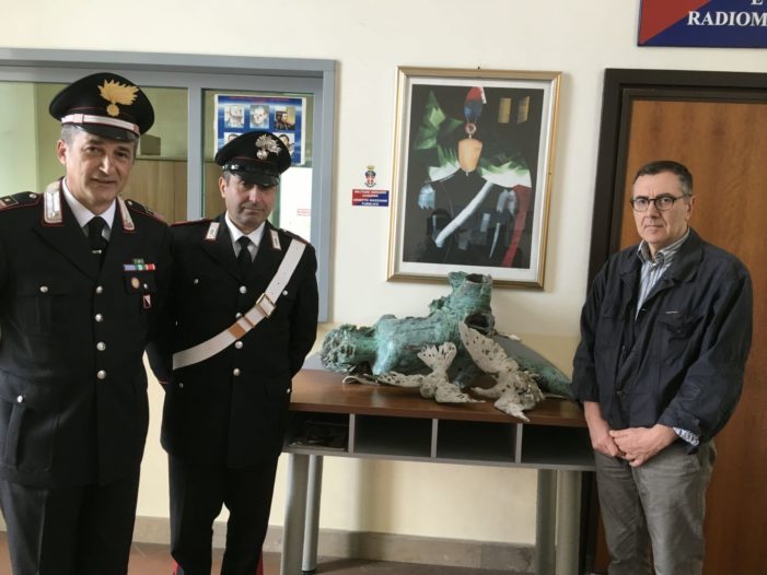 Aveva rubato una statua di bronzo in piazza a Capua: denunciato un 42enne